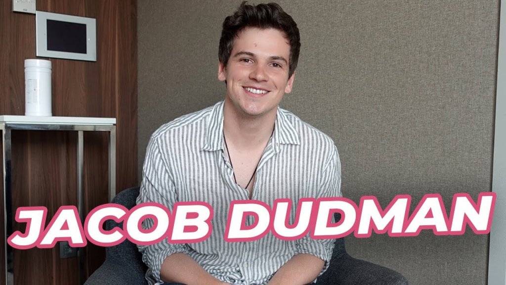 Jacob Dudman lors d'une interview sur Fate : The Winx Saga