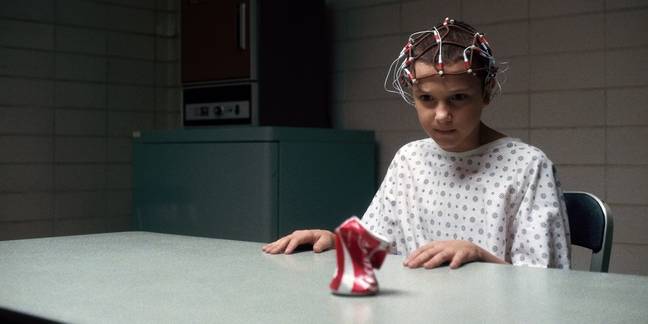 Dans la saison 4 de Stranger Things, Eleven jeune est incarnée par Martie Blair, qui viendra à la rencontre des fans de Stranger Things en décembre à Paris.