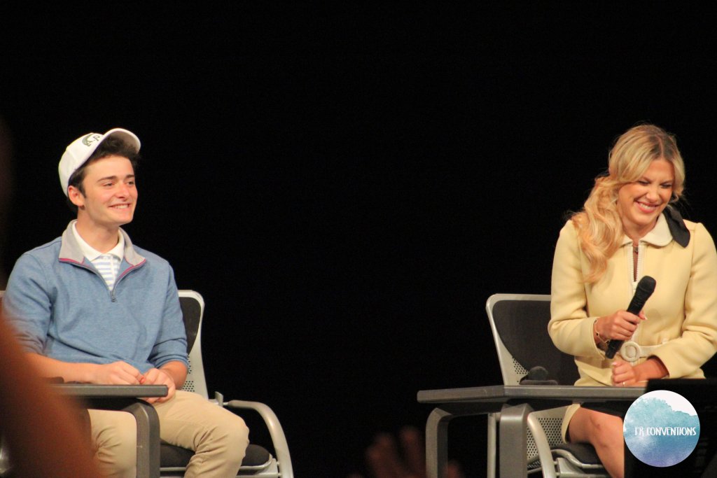 Noah Schnapp et Millie Bobby Brown lors du Stranger Fanmeet 5 (SFM5) en juillet 2022
