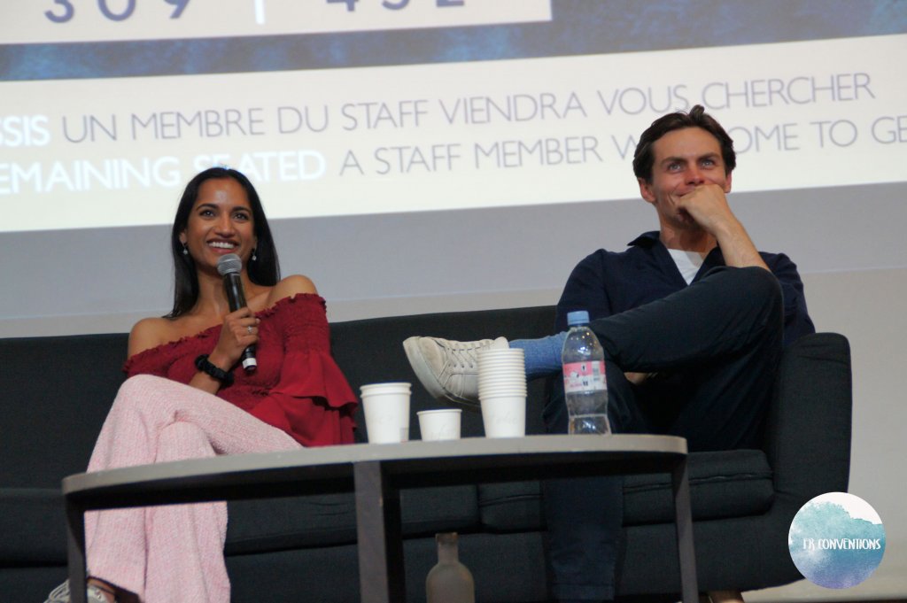 Amita Suman et Freddy Carter lors de la convention "A Storm of Crows and Shadows"