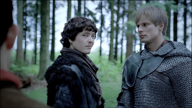 Alexander Vlahos (Versailles) évoque son expérience dans Merlin