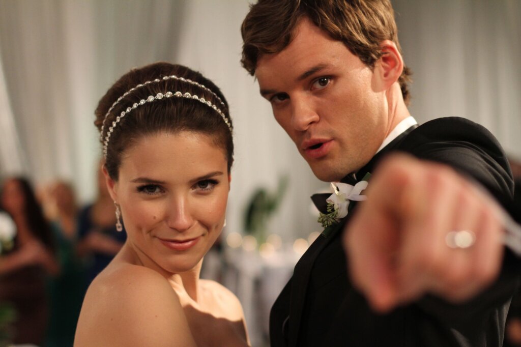 Austin Nichols et Sophia Bush lors du mariage de leurs personnages dans One Tree Hill.