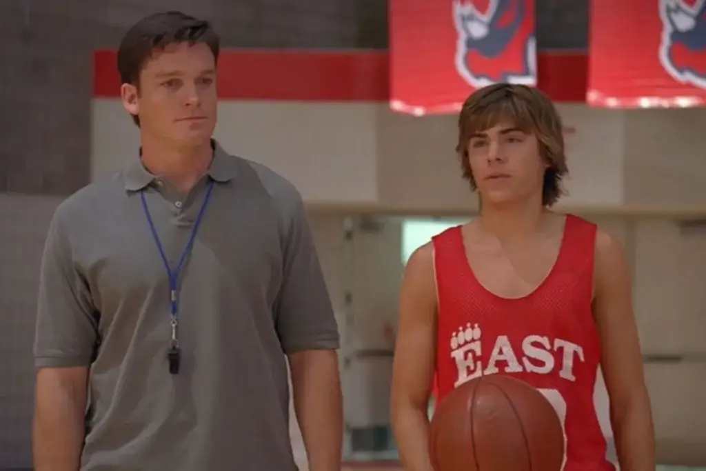 Coach Bolton (Bart Johnson) et Troy Bolton (Zac Efron) lors du premier volet de High School Musical