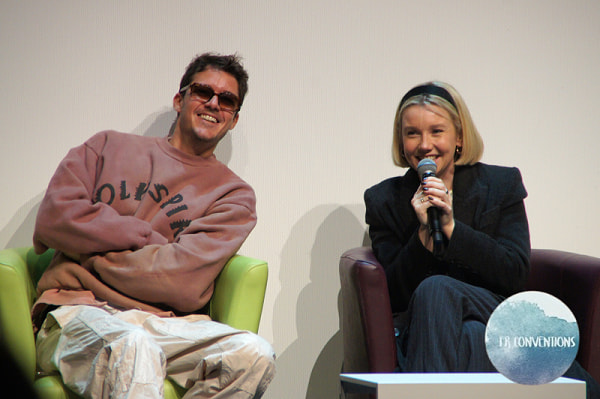 Les acteurs d'Outlander Lauren Lyle et César Domboy lors de leur panel à la convention The Land Con 4 de Wevents Prod.