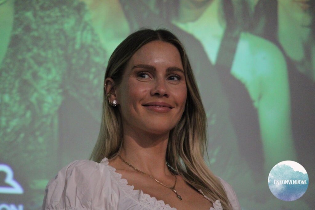 De retour en convention à Paris, Claire Holt a évoqué son amitié de longue date avec Phoebe Tonkin, entre H2O et The Originals.