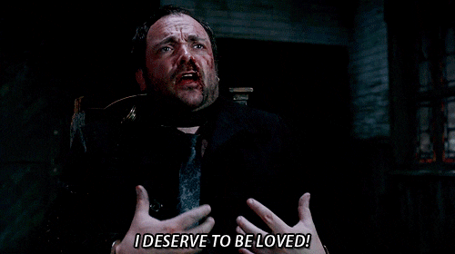 Crowley (Supernatural) dans une scène de la série.