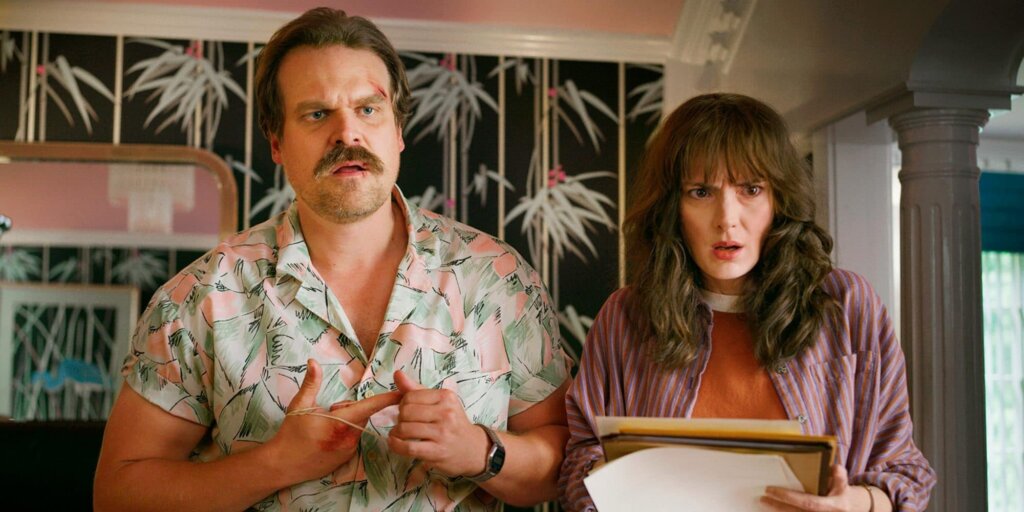 David Harbour (Jim Hopper) et Winona Ryder (Joyce Byers) forment un duo apprécié des fans dans Stranger Things