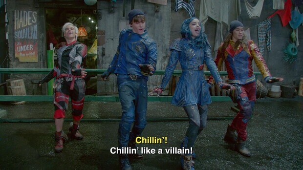 Les acteurs de Descendants pendant la performance de Chillin' Like a Villain