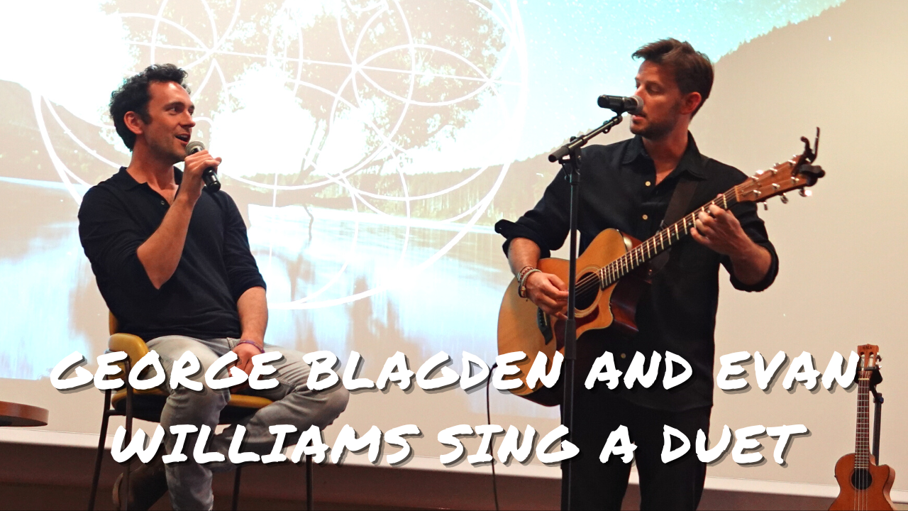 George Bladen et Evan Williams chantent un duo à la ROYAL CON.