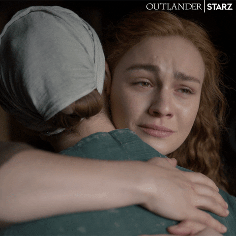 Les personnages de Brianna et Lizzie lors de leurs adieux en saison 5 d'Outlander.