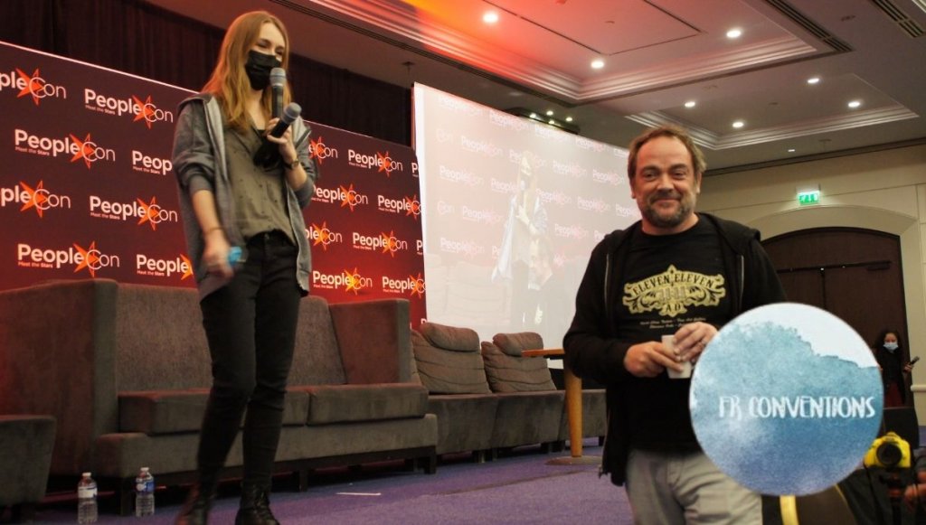 Mark Sheppard s'amusant bien lors de son panel de la DLC4.
