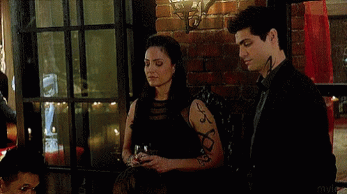 Nicola Correia Damude interprète Maryse Lightwood dans
Shadowhunters aux côtés de Matthew Daddario (Alec)