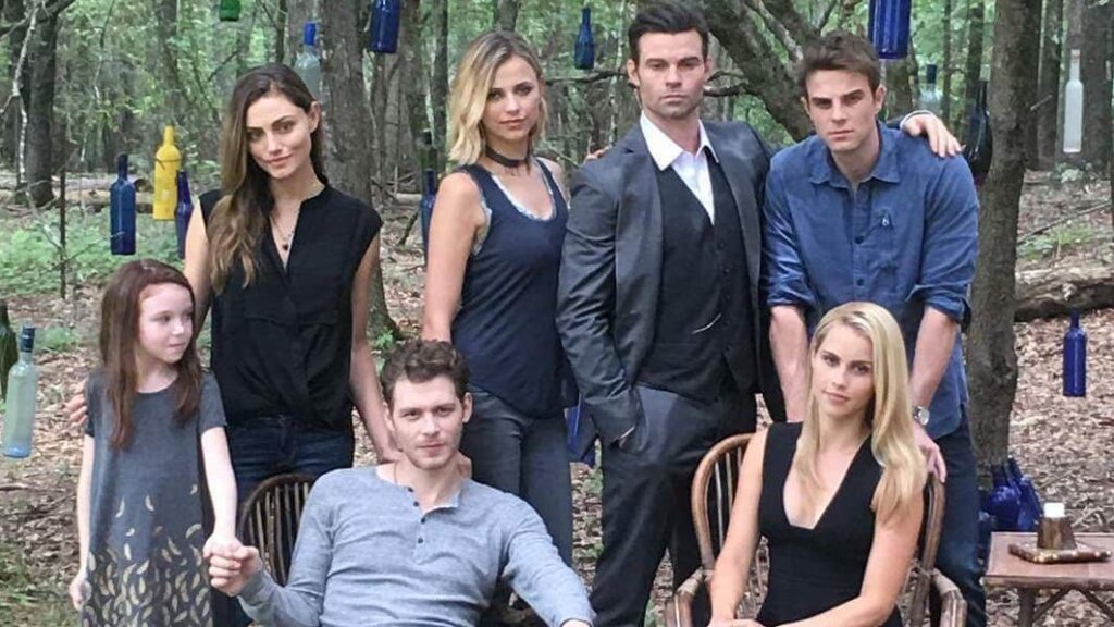 La famille Mikaelson apparaît dans la saison 2 de la série The Vampire Diaries