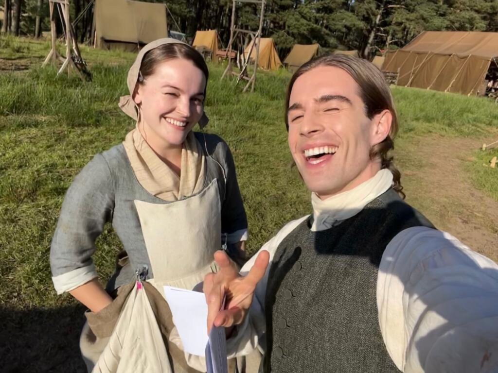 Outlander : Izzy Meikle-Small (Rachel Hunter) en convention