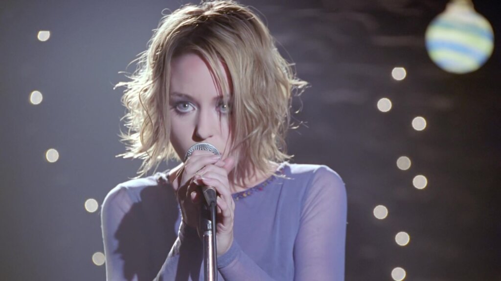 Paige Moss, qui incarne la charismatique chanteuse du groupe Shy dans Buffy: The Vampire Slayer, sera à Paris.