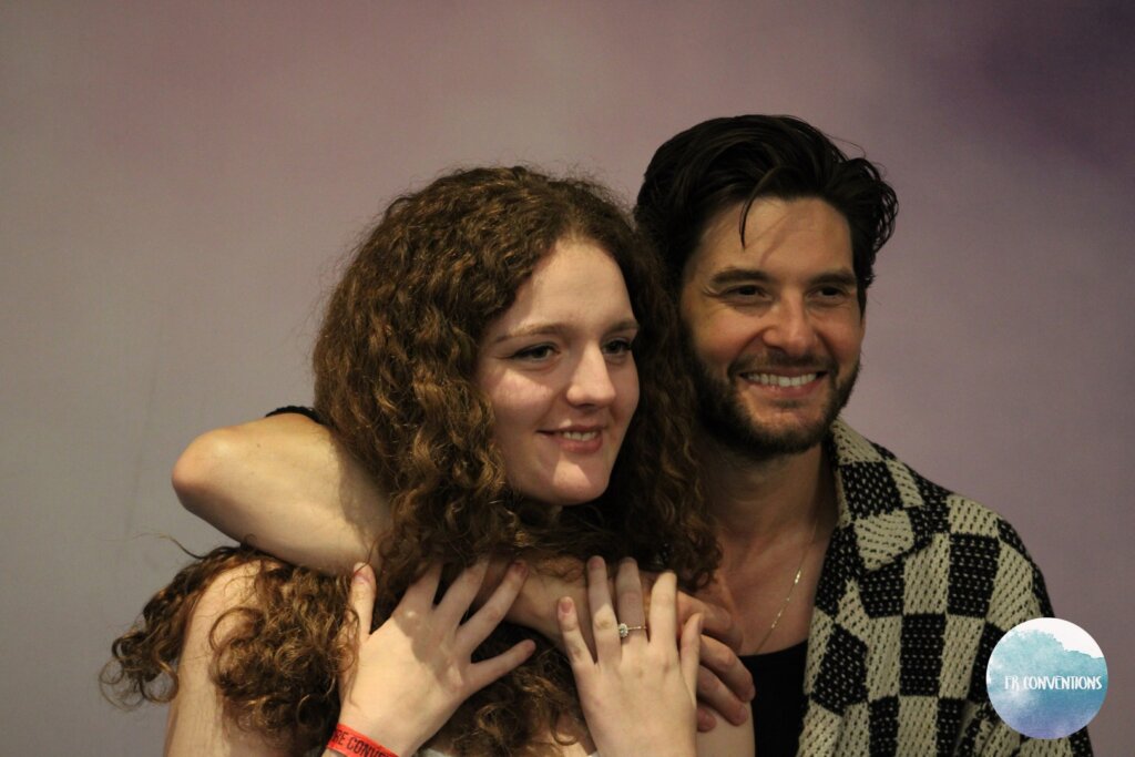 Ben Barnes avec une fan lors de sa dernière venue à Paris pour une convention Shadow and Bone.