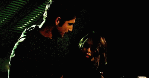 Rencontrez Shelley Hennig et Tyler Posey à Paris en 2023.