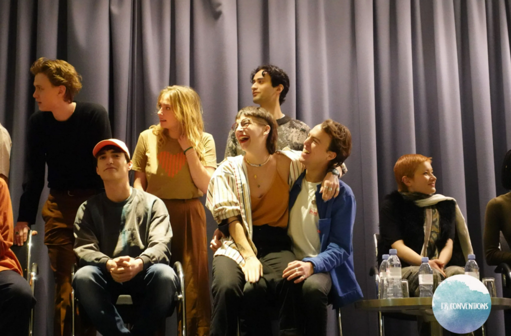 Winona entourée d'autres acteurs de SKAM à la convention Everything Is Love 5.